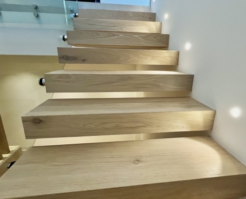 2022 Benahavis - Holztreppe mit Beleuchtung